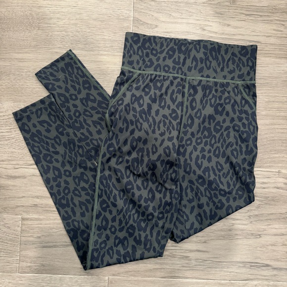 Leopard Print Workout Set - Picture 6 of 7